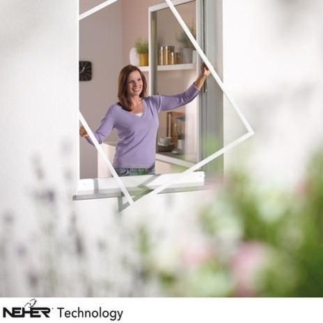 Insektenschutz mit NEHER Technology, präsentiert von einer Dame, die diesen in den Händen hält