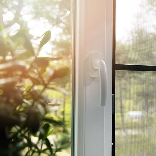 Insektenschutz für Ihre Fenster an einem weißem Fensterrahmen